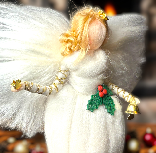 Juleengel, hvid med kristtjørn, stjerne og klokke