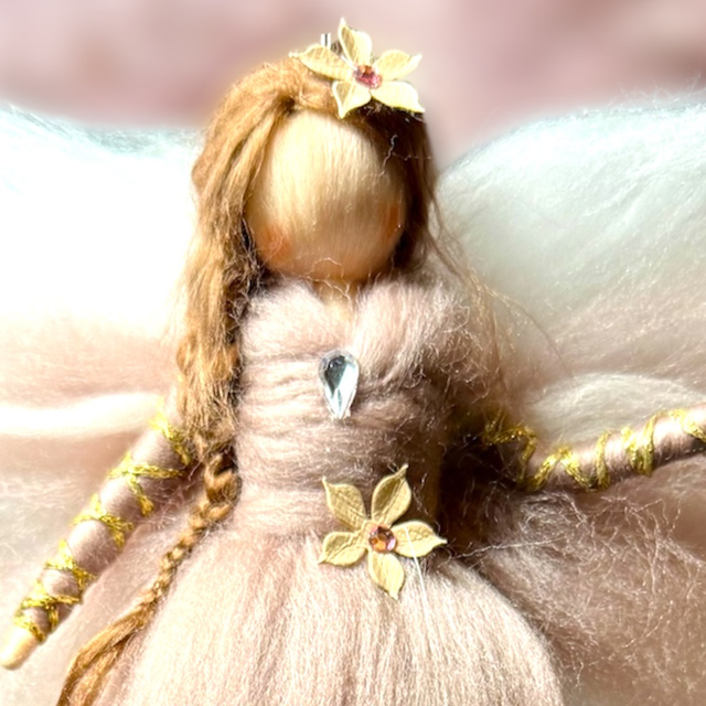 Uldengel/Fe, lerfarvet med blomster og krystal