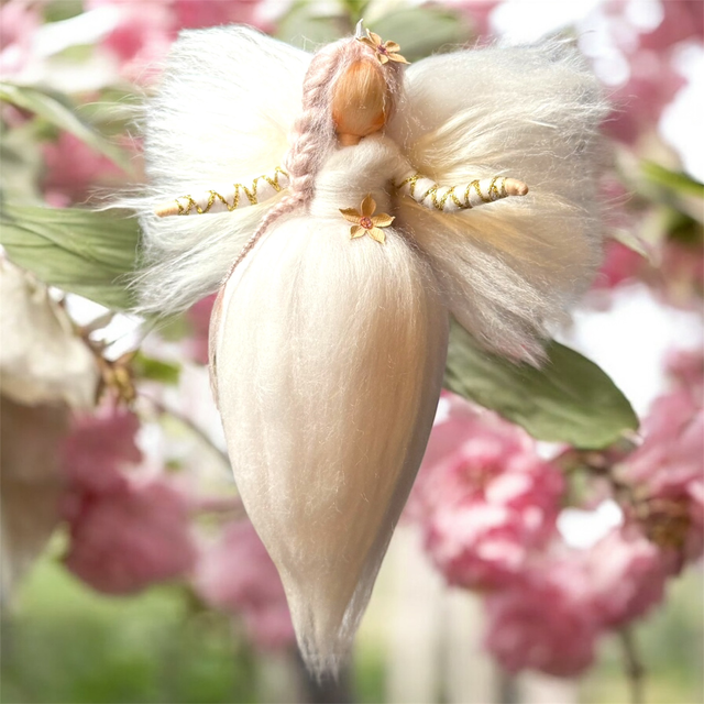 Uldengel, Hvid med lyserøde blomster
