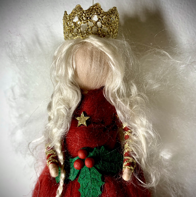 Juleengel, Rød med kristtjørn og guldkrone