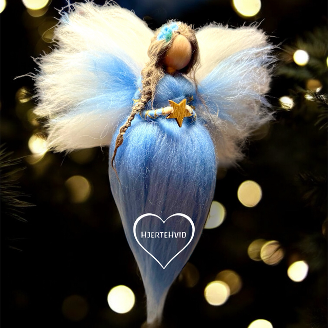 Engel, Lyseblå med blomster i håret og træstjerne