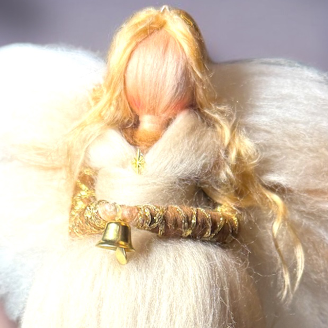 Juleengel, Beige med klokke, lille stjerne og måne