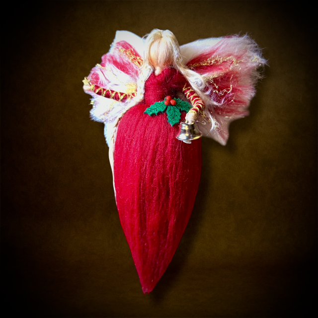 Juleengel, Rød med guld, kristtjørn, klokke og lille stjerne