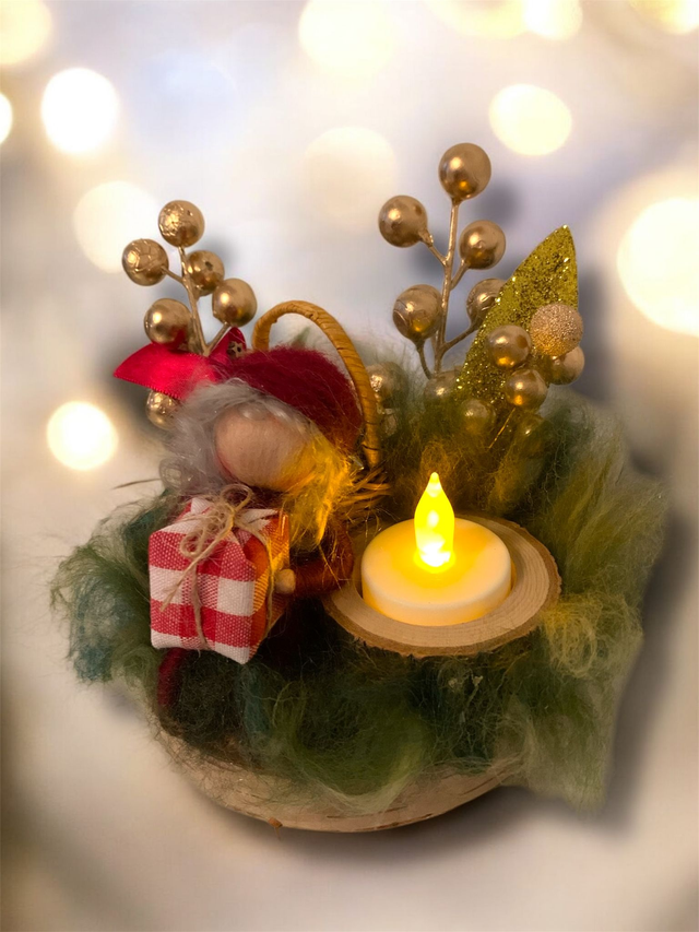 Juledekoration -  Nisse med gavekurv og pakke på skødet