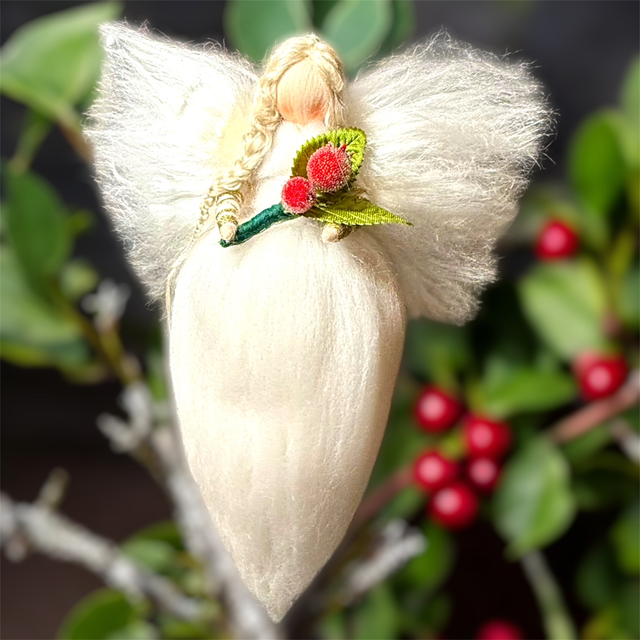 Juleengel, Hvid med bær og blade