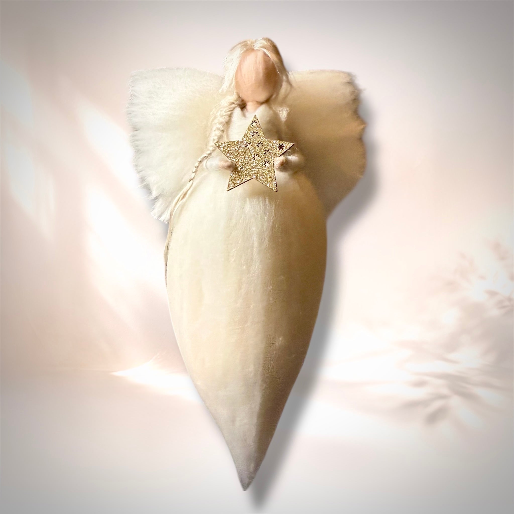 Håndlavet uldengel i uld og silke i cremehvid med gylden stjerne fra HjerteHvid