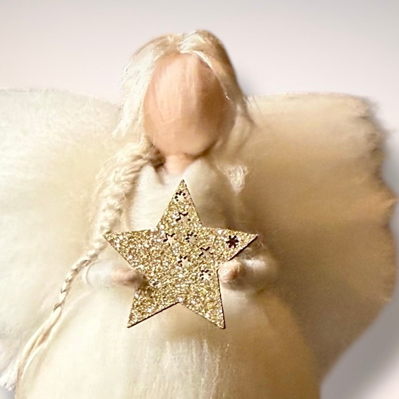 Håndlavet uldengel i uld og silke i cremehvid med gylden stjerne fra HjerteHvid