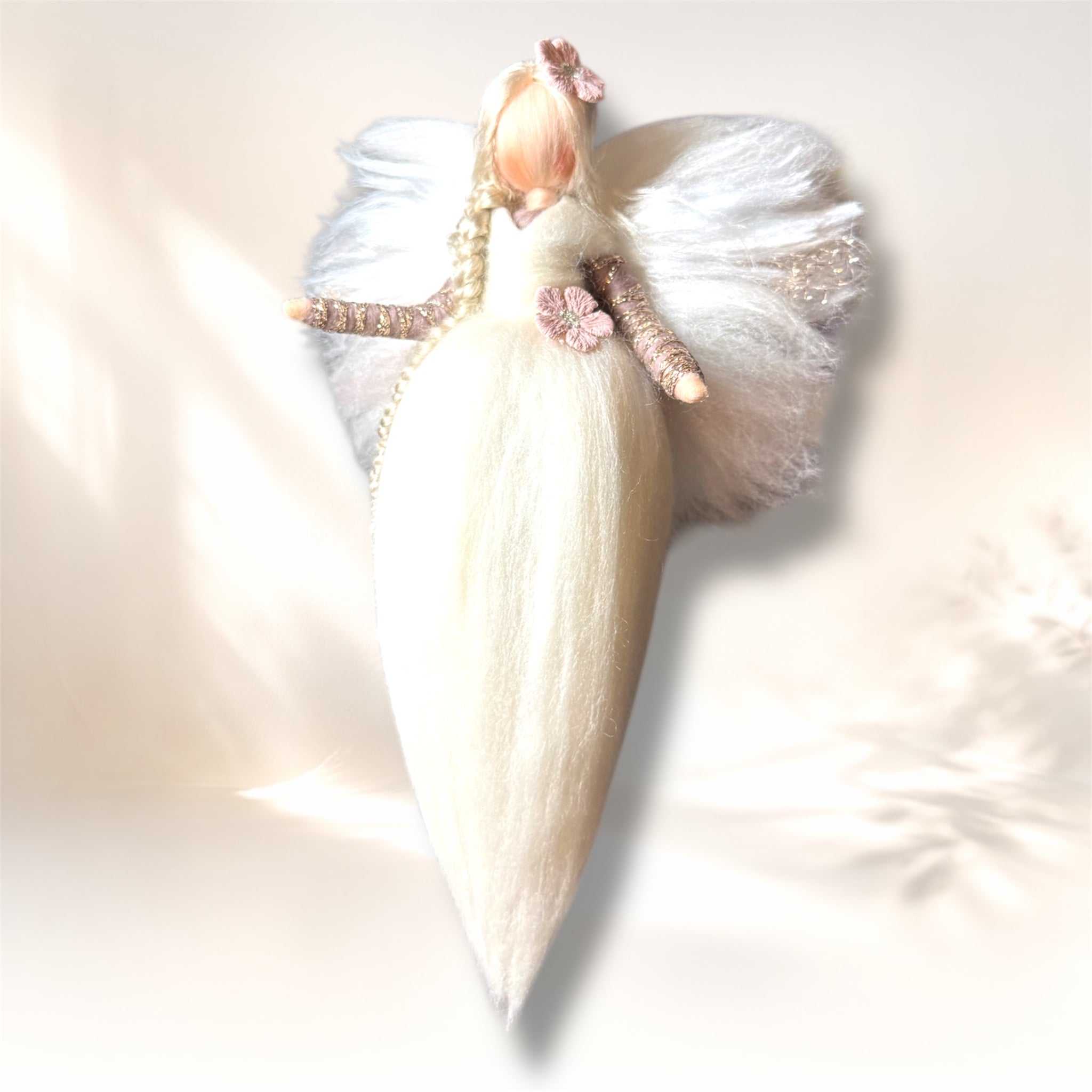 Håndlavet uldengel i uld og silke i cremehvid med rosa blomster fra HjerteHvid