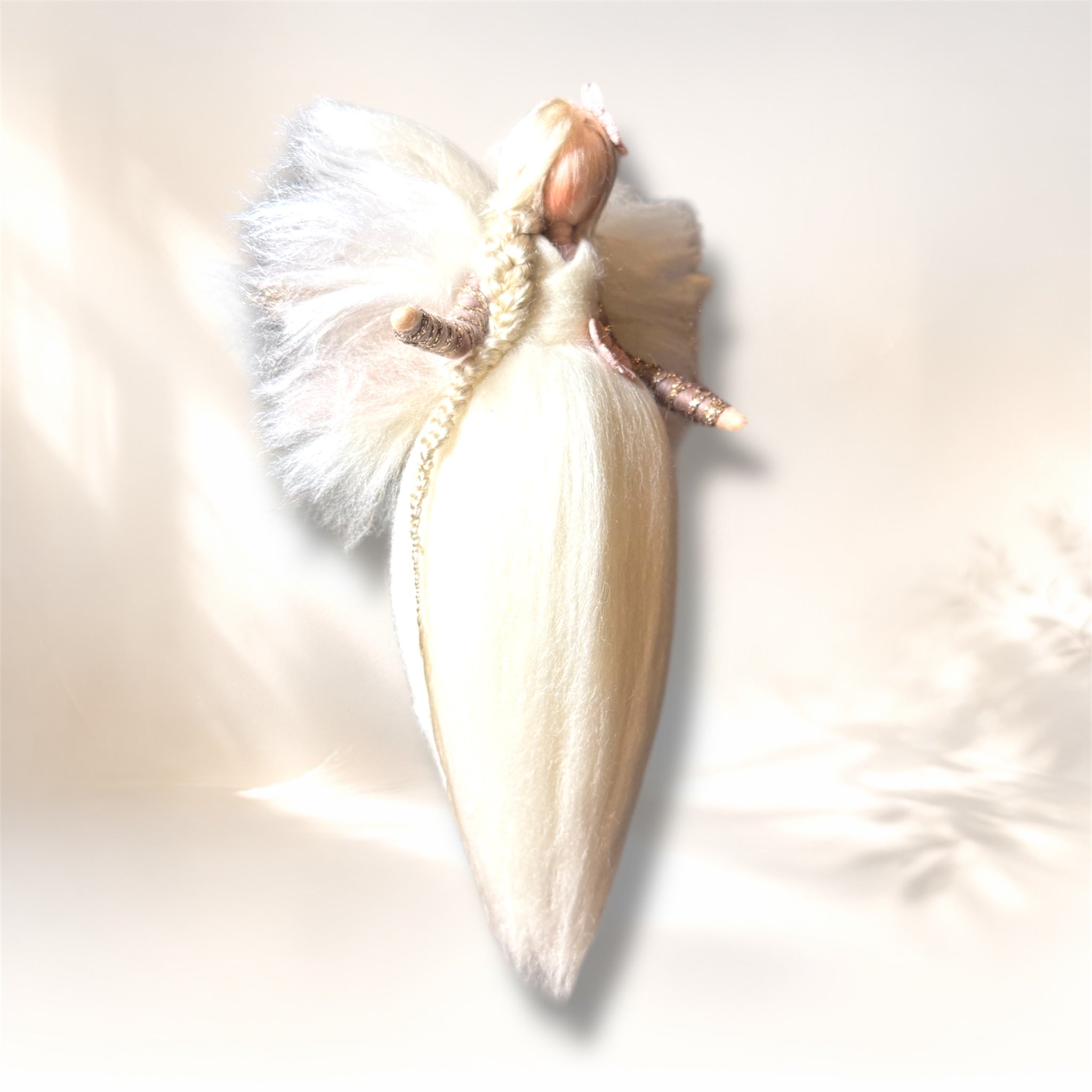 Håndlavet uldengel i uld og silke i cremehvid med rosa blomster fra HjerteHvid