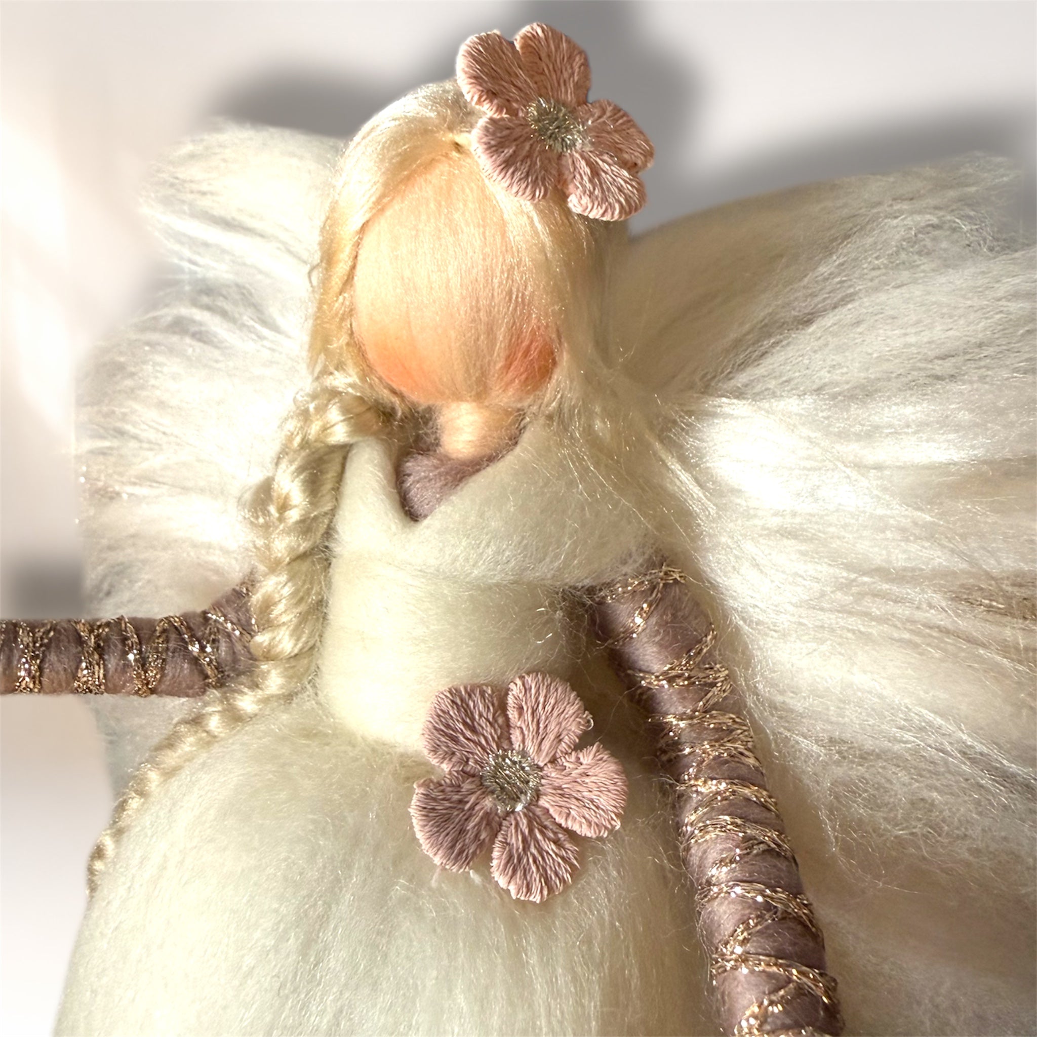 Håndlavet uldengel i uld og silke i cremehvid med rosa blomster fra HjerteHvid