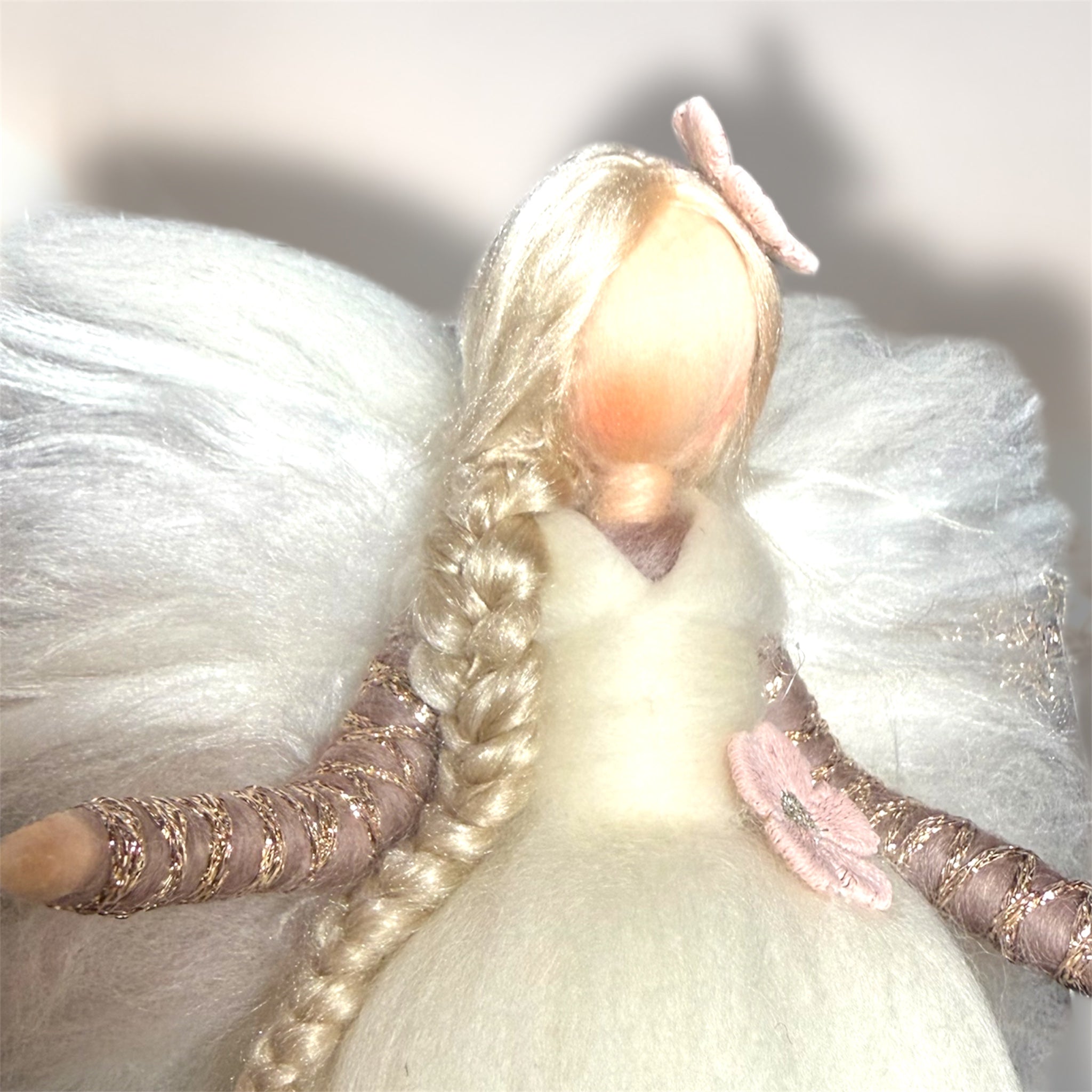 Håndlavet uldengel i uld og silke i cremehvid med rosa blomster fra HjerteHvid